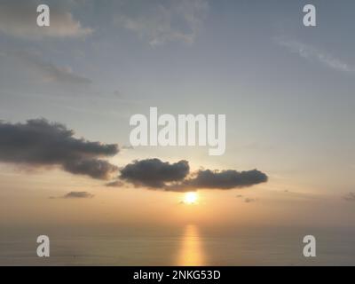 Panoramablick aus der Vogelperspektive wunderschöner Himmel über dem blauen Meer am Aussichtspunkt Three Beaches. Ein beliebtes Wahrzeichen mit drei Stränden und einem wunderschönen Sonnenuntergang. Kata Noi Stockfoto