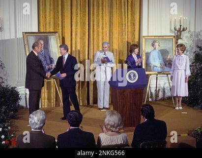 US-Präsident Jimmy Carter schüttelt die Hand mit dem ehemaligen US-Präsident Gerald R. Ford als er und First Lady Rosalynn Carter an der Enthüllung der Porträts von Präsident Ford und ehemalige First Lady Betty Ford im East Room des weißen Hauses in Washington, DC am 4. August 1980 teilnehmen. Die Bilder werden in der ständigen Ausstellung im Weißen Haus zusammen mit denen anderer US-Präsidenten und ersten Ladys. Von links nach rechts: Präsident Ford; Präsident Carter; Nash Castro, stellvertretender Vorsitzender, White House Historical Association; erste Dame Rosalynn Carter; und ehemalige First Lady Betty F Stockfoto