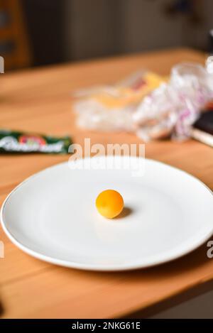 Eigelb auf weißer Porzellanplatte Stockfoto