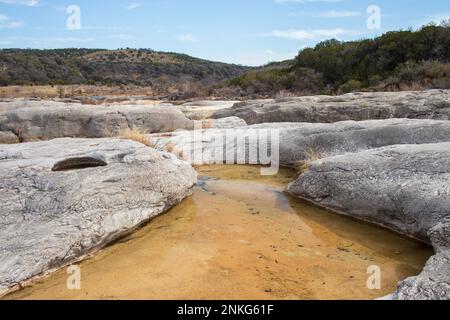 Im Pedernales Falls State Park, der Teil des Texas Hill Country ist, werden Wasserpfützen in Kalksteinformationen gefangen Stockfoto