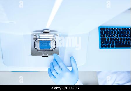 Blick auf die Hand des Wissenschaftlers und die Computertastatur im Labor aus einem großen Blickwinkel Stockfoto