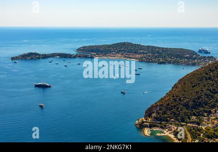 Eze, Frankreich - 1. August 2022: Panoramablick auf St. Jean Cap Ferrat Cape und das Dorf Beaulieu sur Mer, das von der historischen Stadt Eze über Azure aus gesehen wird, kosten o Stockfoto