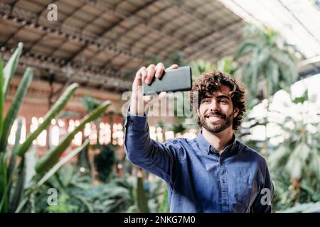 Glücklicher Geschäftsmann, der Selfie per Handy macht Stockfoto