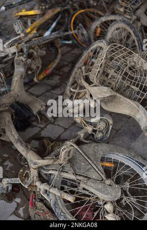 Zerstörte E-Bikes fischten aus dem Kanal in Paris, Frankreich Stockfoto