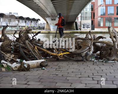 Zerstörte E-Bikes fischten aus dem Kanal in Paris, Frankreich Stockfoto