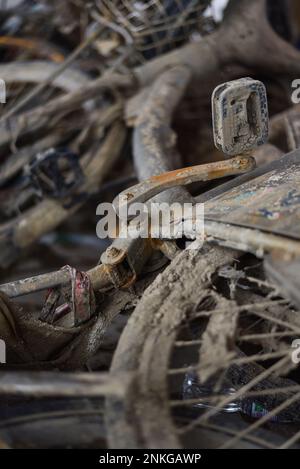 Zerstörte E-Bikes fischten aus dem Kanal in Paris, Frankreich Stockfoto