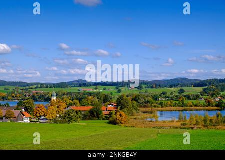 Deutschland, Bayern, Riegsee, Dorf am Ufer des Riegsee in der Sonne Stockfoto