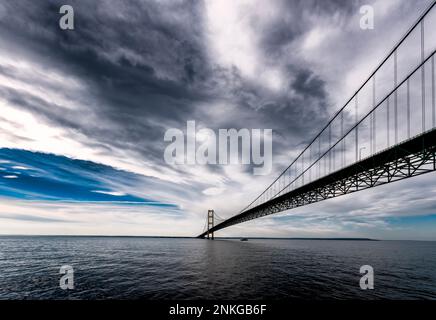 Mackinac Bridge, die die Meerenge von Mackinac durchquert und die obere und untere Halbinsel des US-Bundesstaates Michigan, USA, verbindet Stockfoto