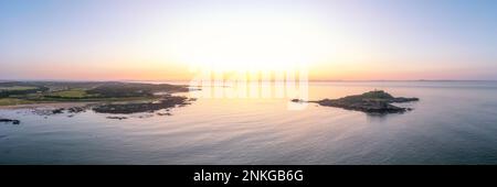 Firth of Forth-Flussmündung mit der Insel Fidra und Yellowcraig Beach bei Sonnenuntergang, Schottland Stockfoto