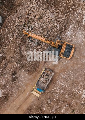 Indonesien, Bali, Luftaufnahme des Baggers beim Graben im Steinbruch Stockfoto