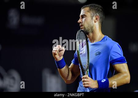 RJ - Rio de Janeiro - 02/23/2023 - RIO OPEN 2023 - der serbische Tennisspieler Laslo Djere während eines Spiels gegen den serbischen Tennisspieler Dusan Lajovic auf dem Central Court im Jockey Club Brasileiro, für das Rio Open 2023 ATP 500, Bühne der World Tennis Circuit , diesen Donnerstag (23). Foto: Thiago Ribeiro/AGIF Foto: Thiago Ribeiro/AGIF/Sipa USA Stockfoto