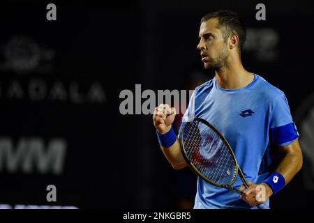 RJ - Rio de Janeiro - 02/23/2023 - RIO OPEN 2023 - der serbische Tennisspieler Laslo Djere während eines Spiels gegen den serbischen Tennisspieler Dusan Lajovic auf dem Central Court im Jockey Club Brasileiro, für das Rio Open 2023 ATP 500, Bühne der World Tennis Circuit , diesen Donnerstag (23). Foto: Thiago Ribeiro/AGIF Foto: Thiago Ribeiro/AGIF/Sipa USA Stockfoto