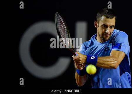 RJ - Rio de Janeiro - 02/23/2023 - RIO OPEN 2023 - der serbische Tennisspieler Laslo Djere während eines Spiels gegen den serbischen Tennisspieler Dusan Lajovic auf dem Central Court im Jockey Club Brasileiro, für das Rio Open 2023 ATP 500, Bühne der World Tennis Circuit , diesen Donnerstag (23). Foto: Thiago Ribeiro/AGIF Foto: Thiago Ribeiro/AGIF/Sipa USA Stockfoto