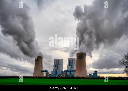 Deutschland, Nordrhein-Westfalen, Grevenbroich, Wasserdampf aus den Kühltürmen des Braunkohlekraftwerks Stockfoto