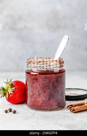 Hausgemachte Erdbeere und Marmelade mit Zimt auf dem Tisch Stockfoto