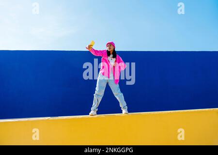 Junge Tänzerin macht Selfie über Smartphone an der Wand Stockfoto