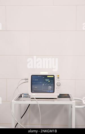 Medizinischer Ventilator mit Digitalanzeige auf dem Tisch im Krankenhaus Stockfoto