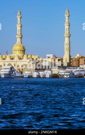 Ägypten, Rotes Meer, Hurghada, Boote vor der El Mina Moschee Stockfoto