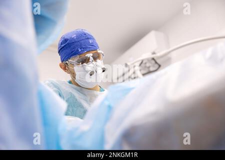 Arzt, der Augenoperationen am Patienten durchführt Stockfoto