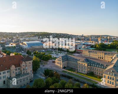 Blick von der Drohne auf den Neuen Palast und das alte Schloss mit Museum für moderne Kunst, Stuttgart Stockfoto