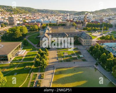 Blick auf den Neuen Palast mit Eckensee am sonnigen Tag, Stuttgart Stockfoto