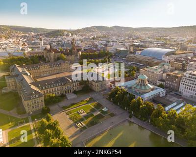 Blick von der Drohne auf den Neuen Palast mit Eckensee und das alte Schloss in Stuttgart Stockfoto