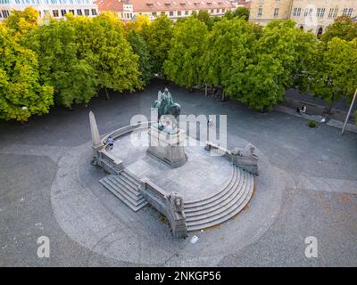 König Karls Gedenkstatue vor den Bäumen am Karlsplatz, Stuttgart Stockfoto