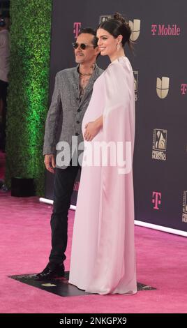 Miami, Usa. 23. Februar 2023. Marc Anthony und seine Frau Nadia Ferreira gehen auf dem roten Teppich an der Univision 2023, 35. ausgabe der Premio Lo Nuestro Award Show in der Miami-Dade Arena in Miami, Florida, Donnerstag, 23. Februar 2023. Foto von Gary i Rothstein/UP Credit: UPI/Alamy Live News Stockfoto