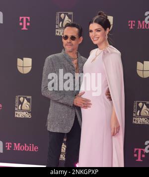 Miami, Usa. 23. Februar 2023. Marc Anthony und seine Frau Nadia Ferreira gehen auf dem roten Teppich an der Univision 2023, 35. ausgabe der Premio Lo Nuestro Award Show in der Miami-Dade Arena in Miami, Florida, Donnerstag, 23. Februar 2023. Foto von Gary i Rothstein/UP Credit: UPI/Alamy Live News Stockfoto