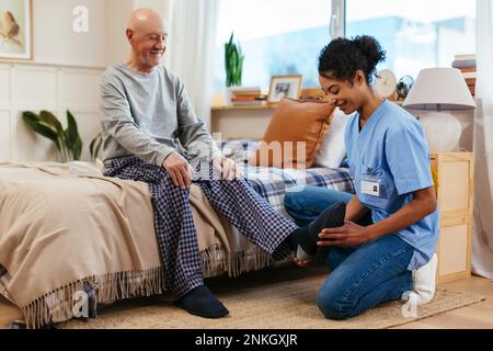 Physiotherapeut untersucht den oberen Sprunggelenk während der Physiotherapiesitzung Stockfoto