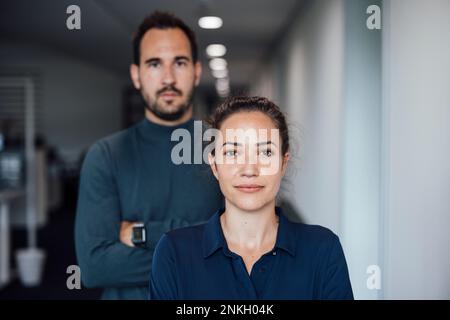 Selbstbewusste junge Geschäftskollegen im Amt Stockfoto