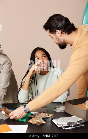 Modedesigner diskutiert mit einem Kollegen im Studio Stockfoto