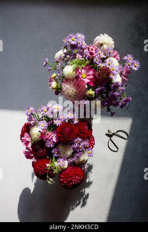 Studioaufnahme von zwei Blumensträußen der Saison Stockfoto