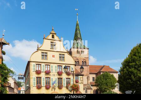 Frankreich, Grand Est, Turckheim, Hotel neben der Kirche St. Anne im Sommer Stockfoto