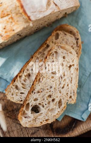 Scheiben von frisch gebackenem Sauerteigbrot Stockfoto