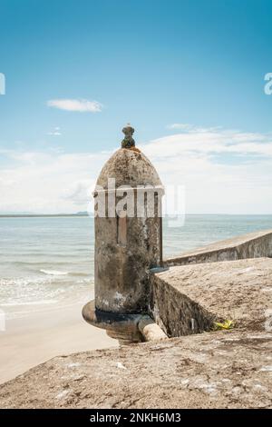 Eine alte Festung am Strand. Erbaut in einer längst vergangenen Zeit, steht hoch und stolz am Strand. Stockfoto