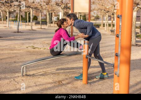 Ein reifes Paar, das sich im Park küsst Stockfoto