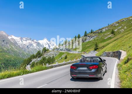 Österreich, Salzburg, Sportwagen auf der Großglockner High Alpine Road im Sommer Stockfoto