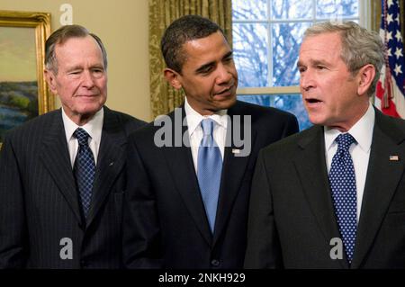 Washington, DC - 7. Januar 2009 -- US-Präsident George W. Bush, richtig, gibt eine Erklärung als ehemaliger US-Präsident George H.W. ab Bush, links; und der designierte US-Präsident Barack Obama, Mitte, schauen Sie im Oval Office des Weißen Hauses in Washington, DC am Mittwoch, den 7. Januar 2009. Dies war das erste Mal, dass alle lebenden Präsidenten der Vergangenheit, Gegenwart und Zukunft zusammen im Weißen Haus seit 1981 waren. Kredit: Ron Sachs/Pool über CNP Stockfoto