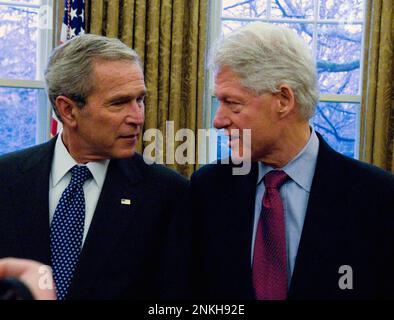 Washington, DC - 7. Januar 2009 -- US-Präsident George W. Bush und ehemaliger US-Präsident Bill Clinton teilen einige Gedanken im Oval Office des Weißen Hauses in Washington, DC am Mittwoch, 7. Januar 2009. Dies war das erste Mal, dass alle lebenden Präsidenten der Vergangenheit, Gegenwart und Zukunft zusammen im Weißen Haus seit 1981 waren. Kredit: Ron Sachs/Pool über CNP Stockfoto