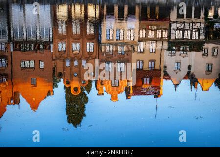 Reflexion von Gebäuden im Fluss Motlawa bei Sonnenaufgang Stockfoto