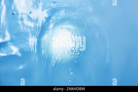 Oberfläche von sauberem blauem Wasser Stockfoto