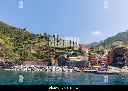 Italien, Ligurien, Vernazza, Küstendorf entlang Cinque Terre Stockfoto
