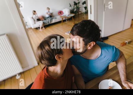 Reifes, romantisches Paar, das sich zu Hause küsst Stockfoto