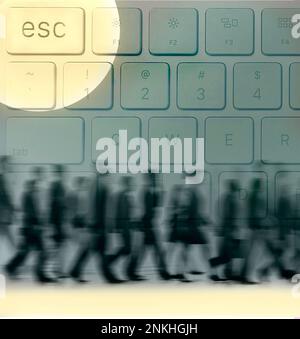 Verschwommene Bewegung einer Gruppe von Personen, die an der Tastatur vorbeigehen, mit hervorgehobener ESC-Taste Stockfoto