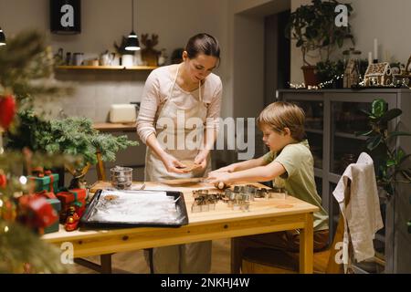 Mutter und Sohn machen Weihnachtsplätzchen zu Hause Stockfoto