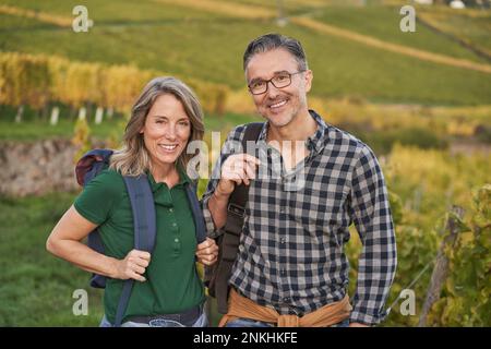 Glückliches, reifes Paar, das auf dem Hügel zusammensteht Stockfoto