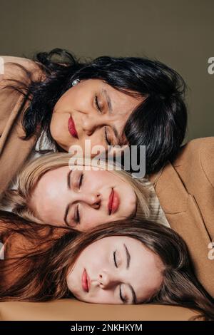 Teenager-Mädchen mit Frau und Mutter, die sich den Kopf anlehnen Stockfoto