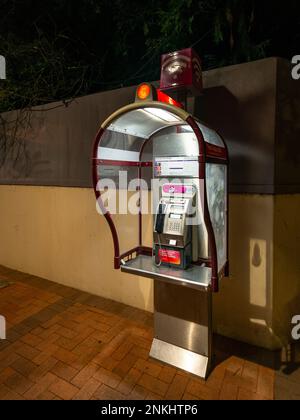 Telstra-Telefonzelle und Smart Payphone, jetzt kostenlos in Armidale in New South wales, australien Stockfoto