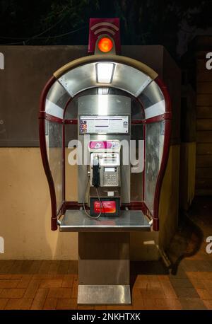 Telstra-Telefonzelle und Smart Payphone, jetzt kostenlos in Armidale in New South wales, australien Stockfoto